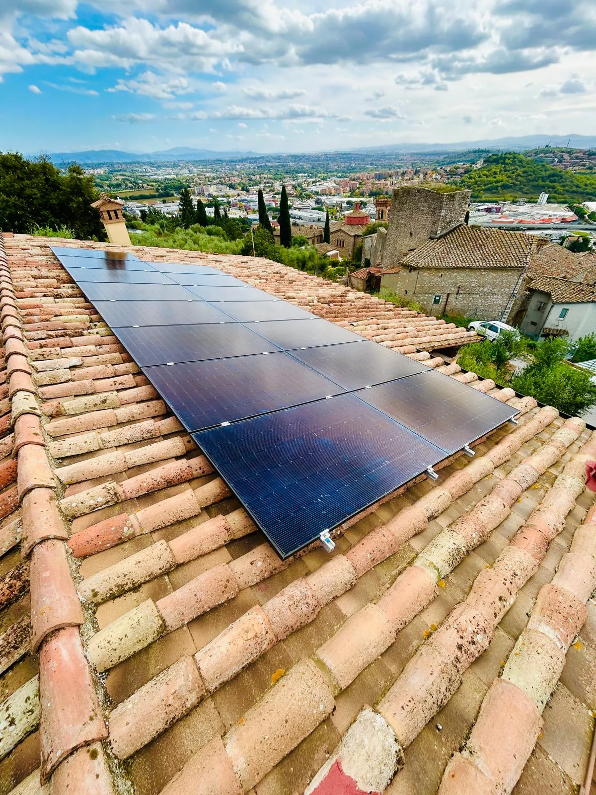 Impianto fotovoltaico da 6 kW installato su un tetto residenziale in Umbria