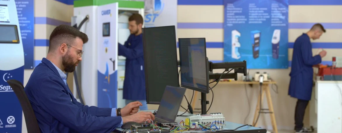Il team Emotion nella sede di Corciano: produzione di colonnine di ricarica e sviluppo software per la mobilità elettrica