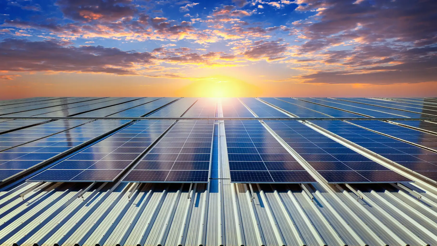 Pannelli fotovoltaici sul tetto al tramonto — Emotion