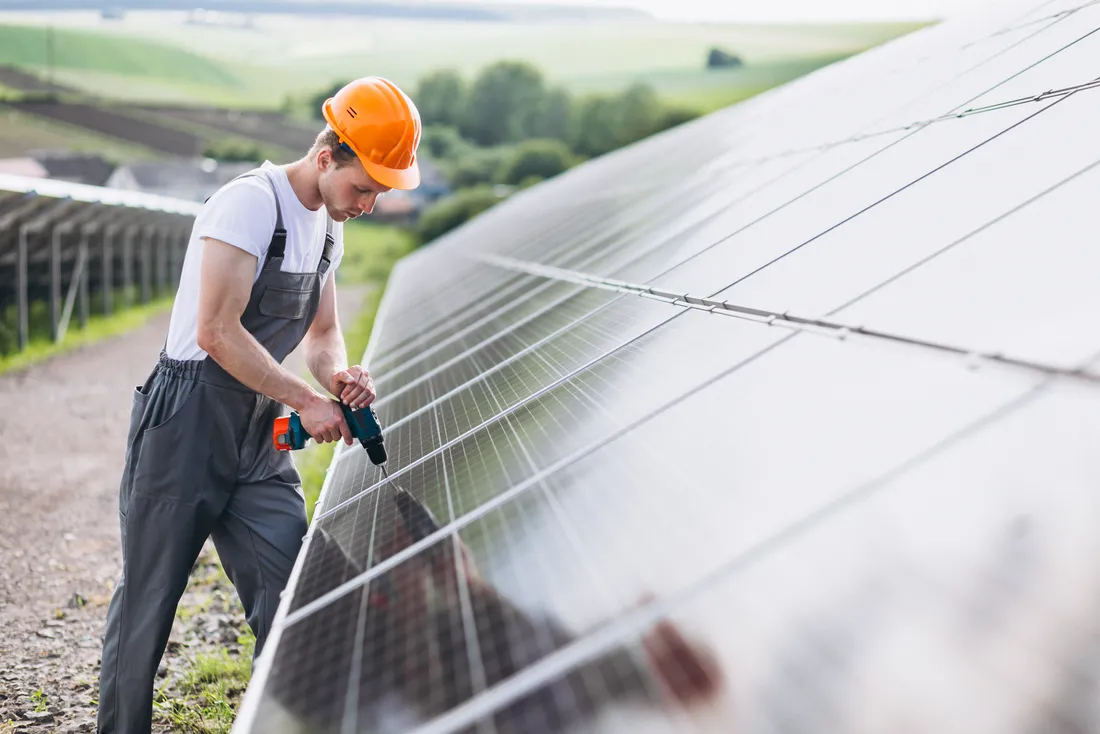Tecnico Emotion in un campo di pannelli fotovoltaici