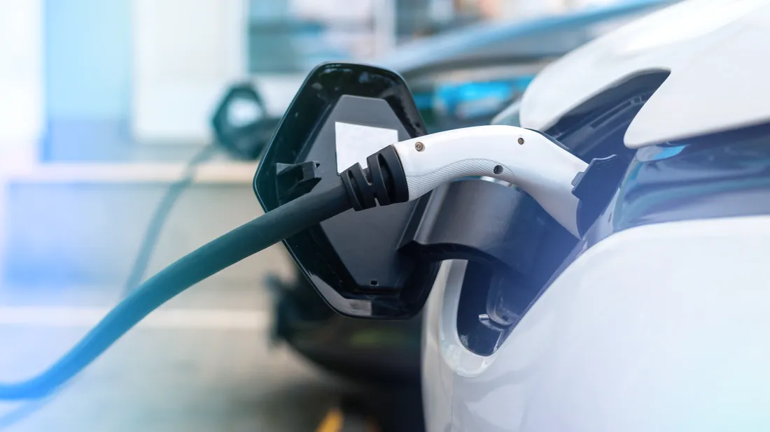 Due auto elettriche collegate a una stazione di ricarica Emotion
