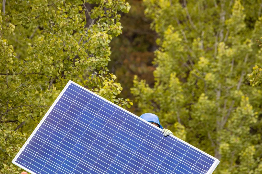 Tecnico Emotion durante l'installazione di un modulo fotovoltaico