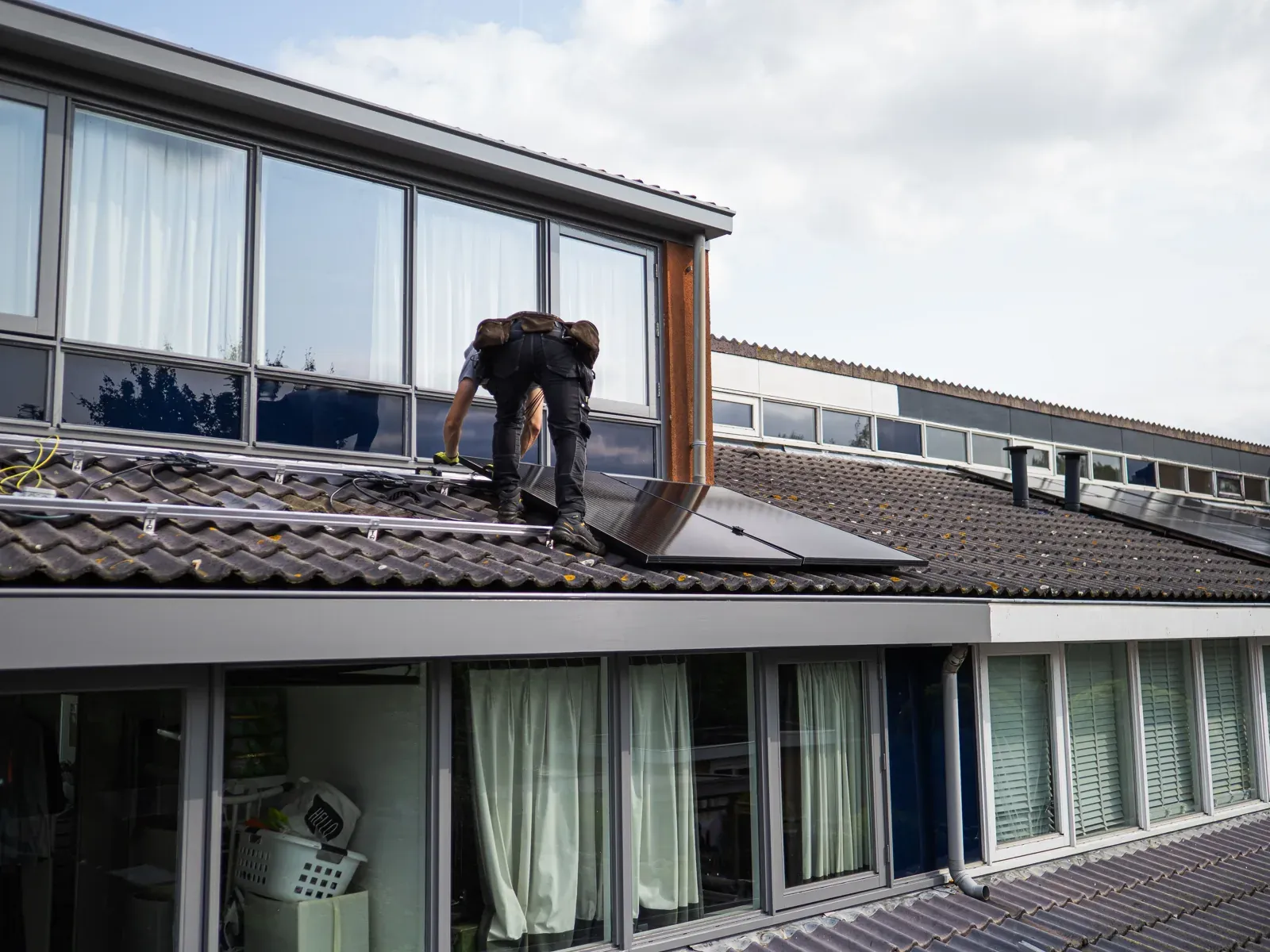 Tecnico Emotion durante l’installazione di pannelli fotovoltaici su un tetto
