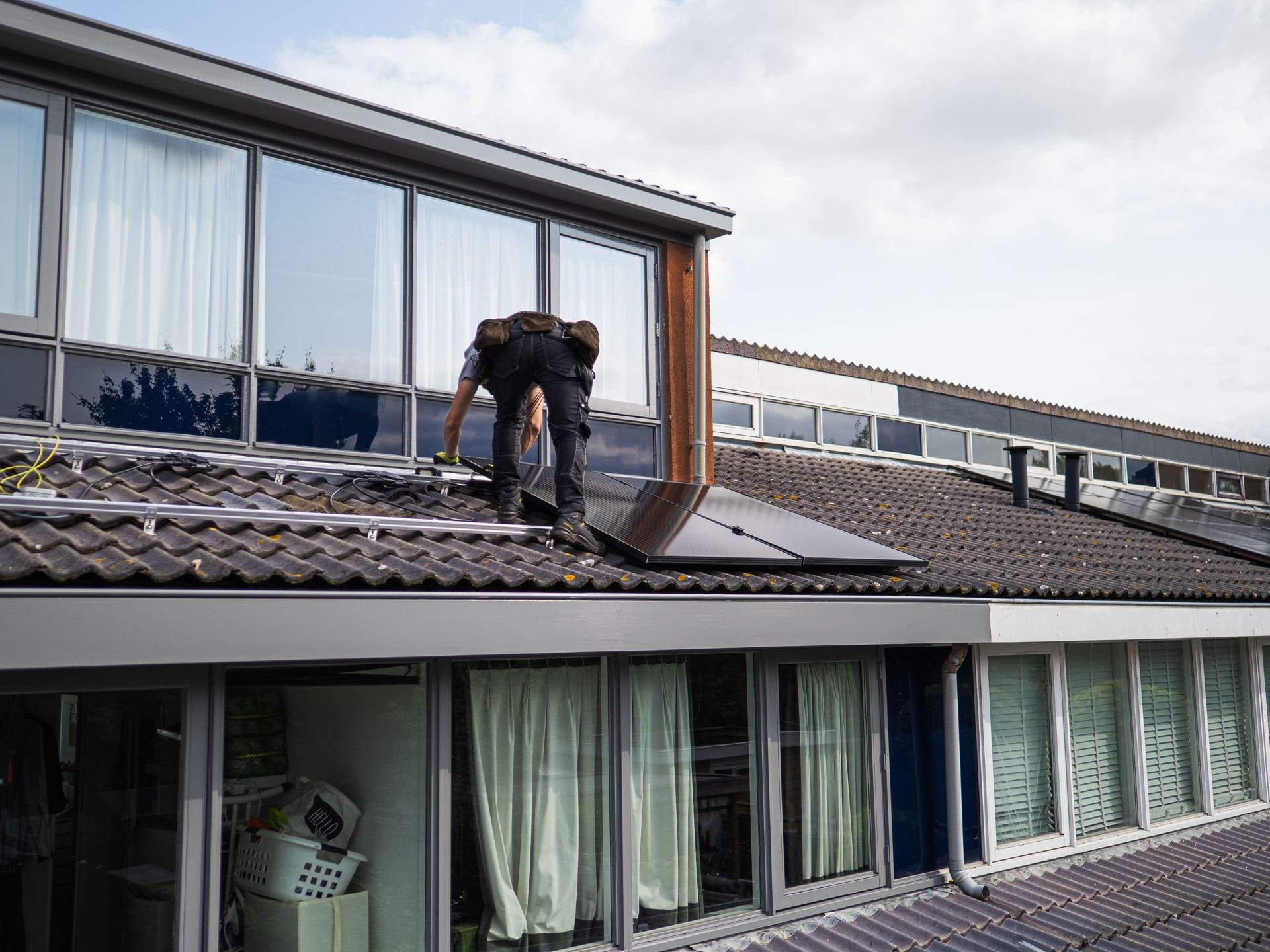 Installazione di pannelli fotovoltaici sul tetto di una casa