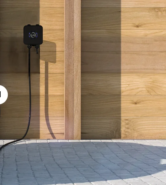 Wallbox E-WALL installata su una parete esterna