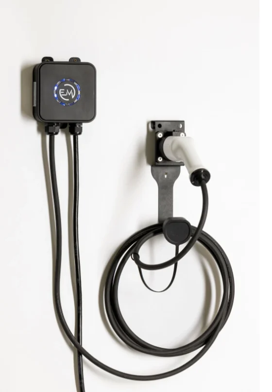 Wallbox E-WALL a parete con supporto e cavo raccolto