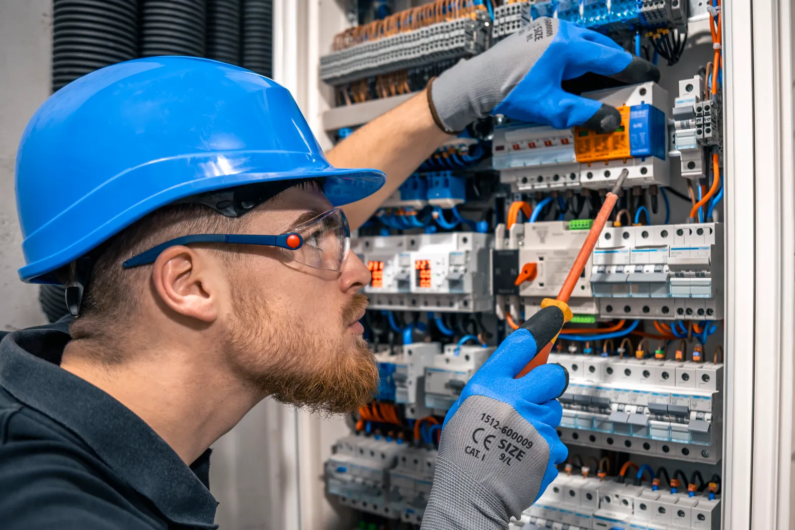 Tecnico EMOTION al lavoro sul quadro elettrico durante la preparazione dell’impianto di ricarica